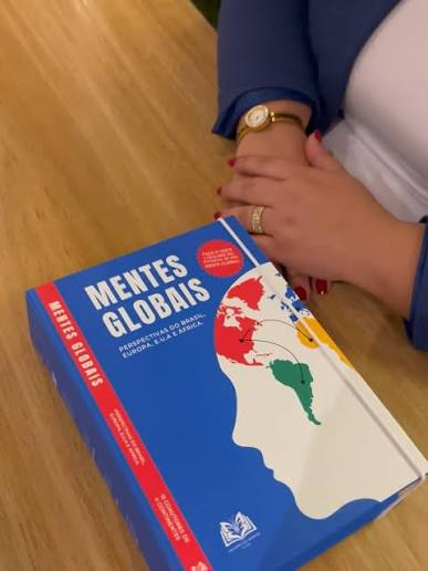 Livro Mentes Globais, com capa azul e ilustração dos continentes